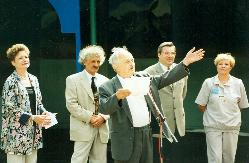 Ю.М. Магалиф выступает на праздновании 50-летия Новосибирского зоопарка. 21 июля 1997 г.
