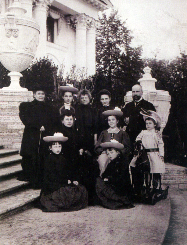 1907 г. П.А. Столыпин	со своим семейством на террасе Елагинского дворца
