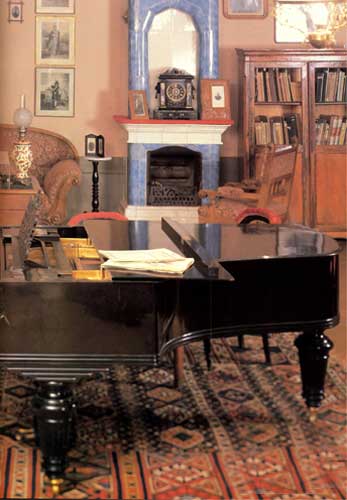 Уголок кабинета-гостиной в доме-музее П.И. Чайковского
