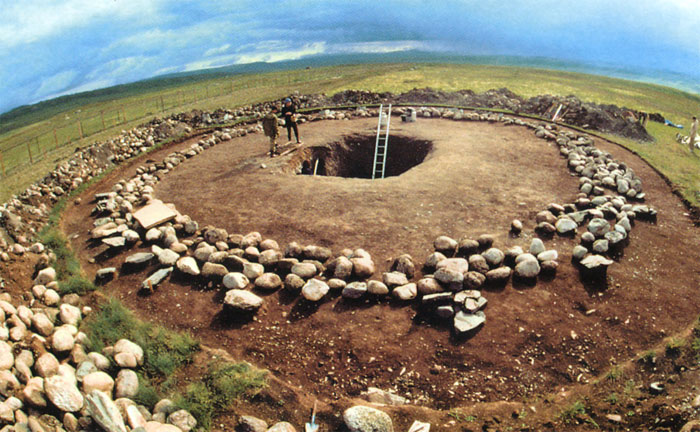 Первый курган погребального комплекса Ак-Алаха-3 на плато Укок после разборки надмогильного сооружения
