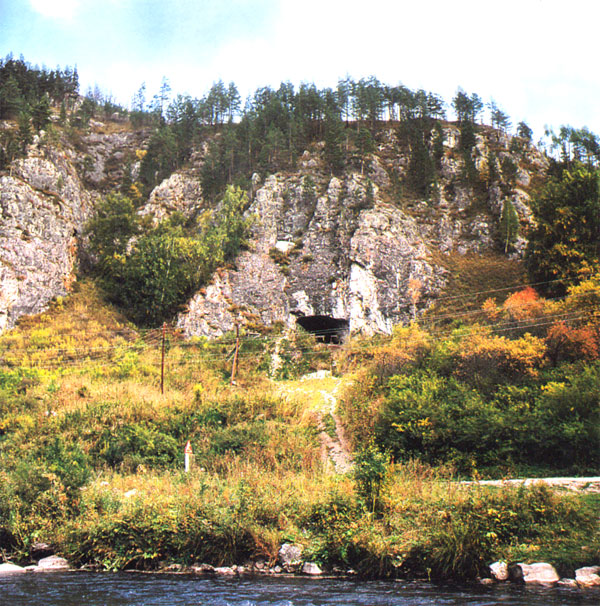 Денисова пещера около 300 тыс. лет хрнаит древнюю историю Алтая
