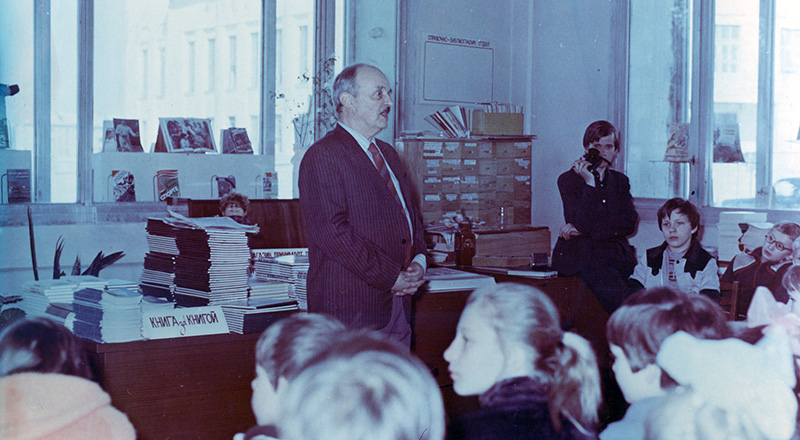 Ю.М. Магалиф выступает в Новосибирском Обществе книголюбов. 1986 г.
