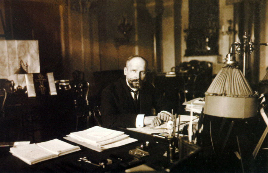 1908 г. П.А. Столыпин в своем кабинете в Зимнем дворце
