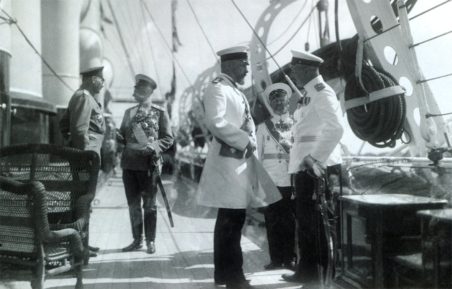 июль 1910 г.  Рига.   председатель Совета министров П.А. Столыпин беседует с одним из офицеров на палубе яхты «Штандарт»;  среди присутствующих 
