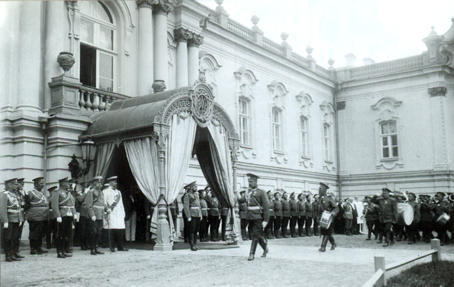 Август 1911 Киев.   Император Николай II производит смотр войск перед зданием Мариинского дворца;  среди присутствующих  –  генерал-губернатор
