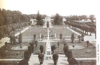 Панорама регулярного парка со стороны дворца

