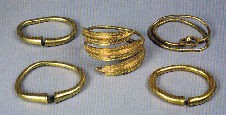 Золотые браслеты с расширенными концами из клада в Коттбусе (восточная часть Германии, первая половина V в.)
