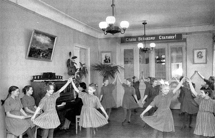 Детский дом № 13 для девочек-сирот. Январь 1948 год. В танцевальном зале
