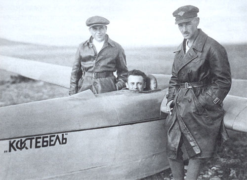 С. Лошин (слева). С. Королёв (в кабине планера "Коктебель"), К.К. Арцеулов. 1929 г.
