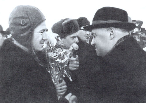 С. Королёв даёт последние напутствия Ю. Гагарину перед стартом. Байконур, 12 апреля 1961 г.
